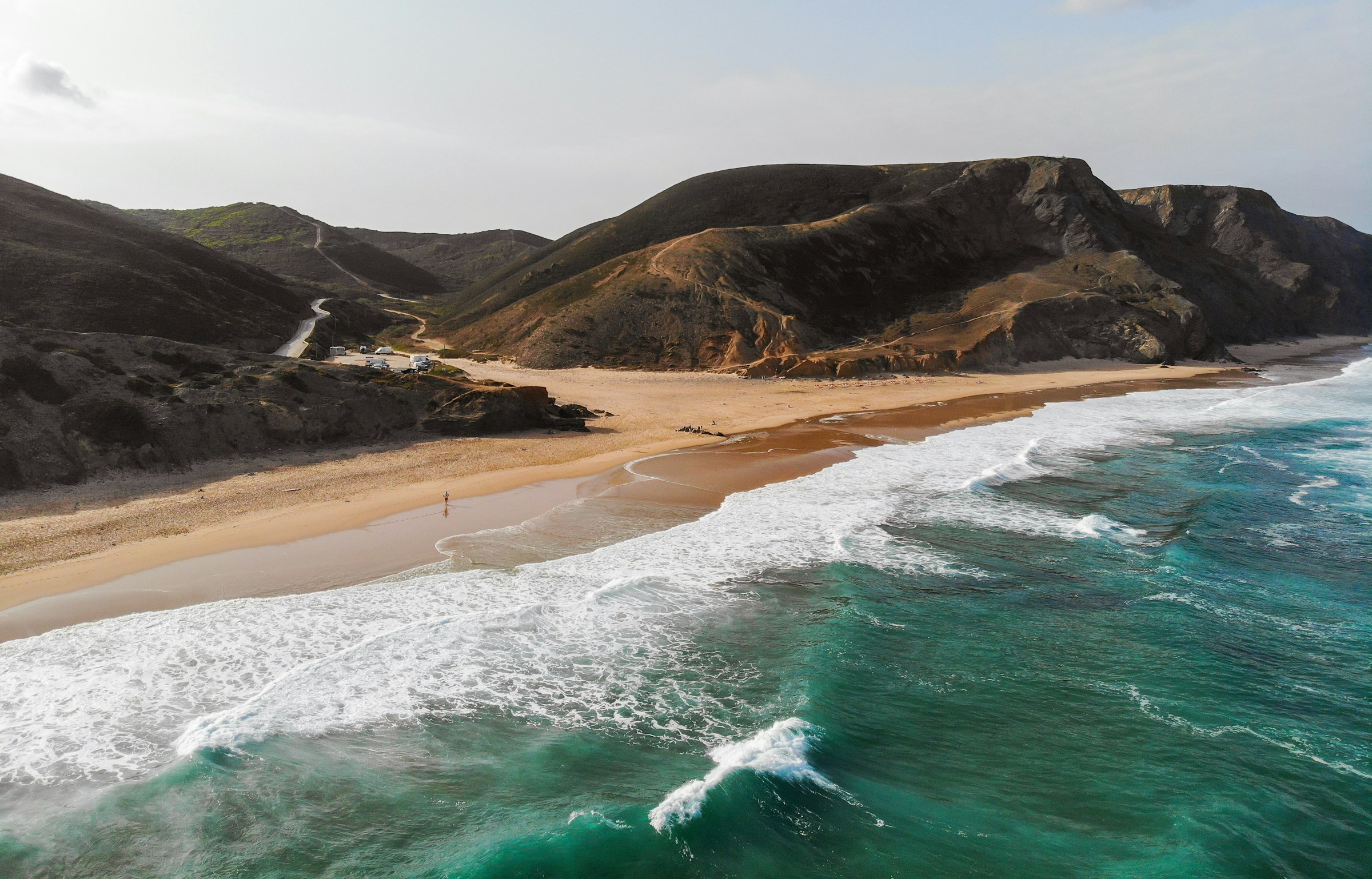 Wilde Portugese kust met bergen, strand en Atlantische Oceaan